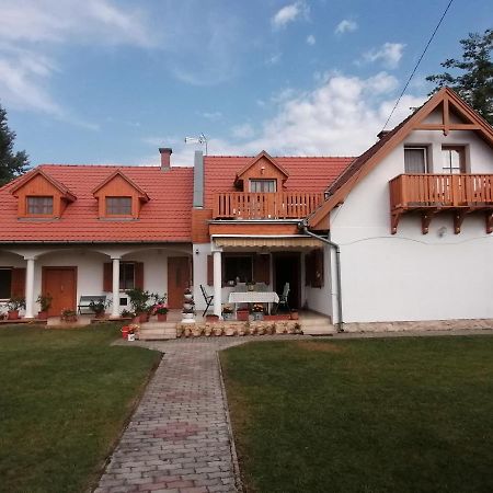 Апартаменты Tamas Batya Kunyhoja Балатонмариафюрдё Экстерьер фото