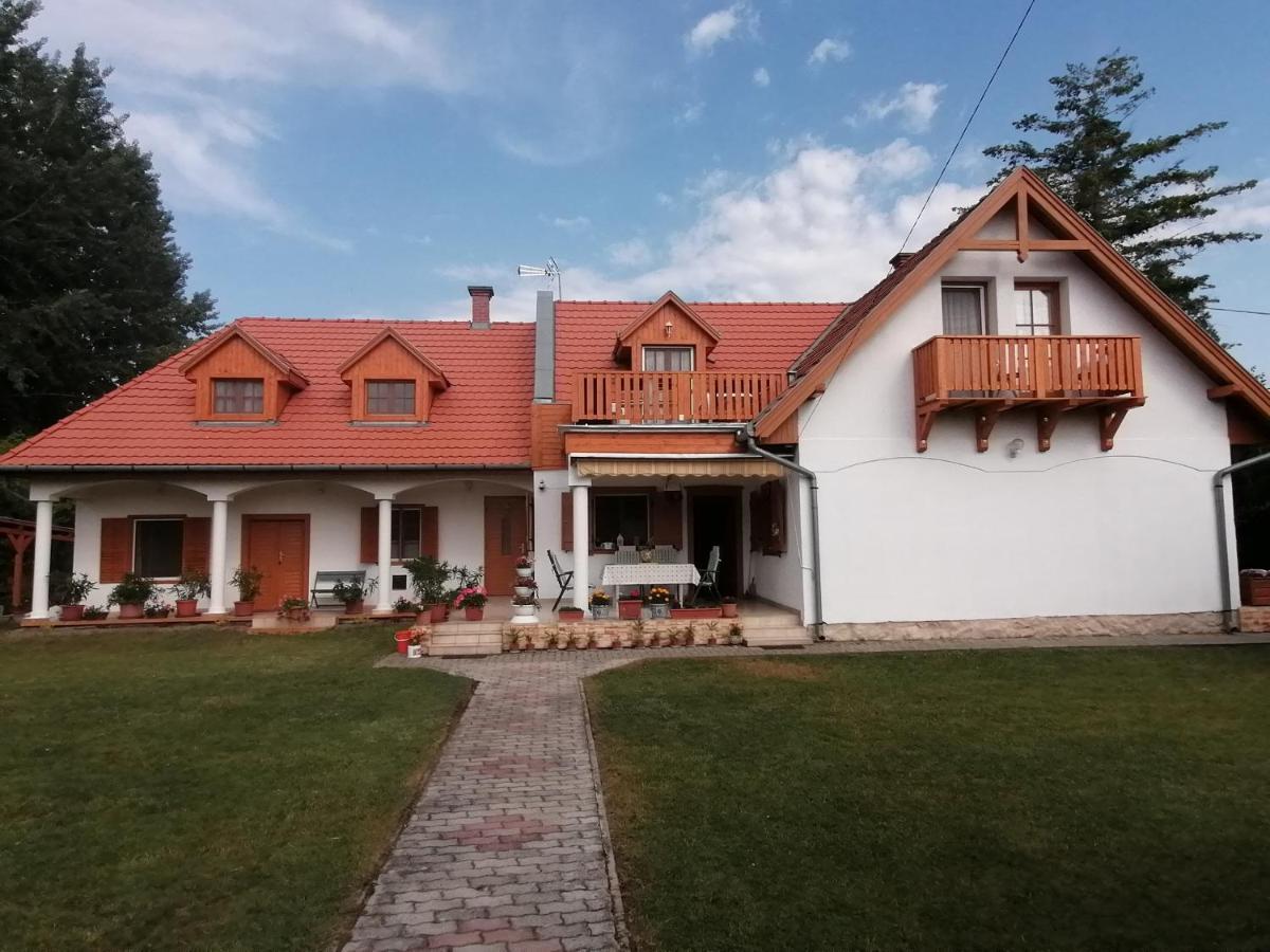 Апартаменты Tamas Batya Kunyhoja Балатонмариафюрдё Экстерьер фото